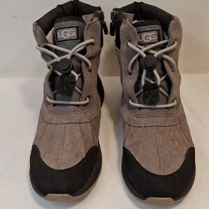 UGG Men or Women Gray and Black insulate Winter Boots. Great Condition.